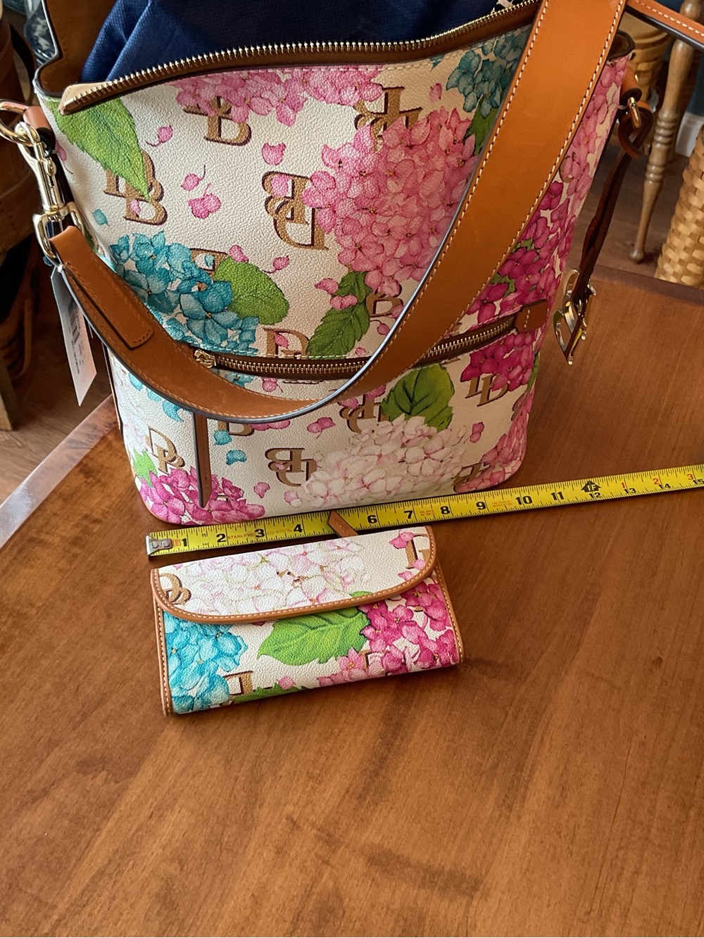 Dooney & Bourke Cream Hydrangea Large Sac - Picture 11 of 16